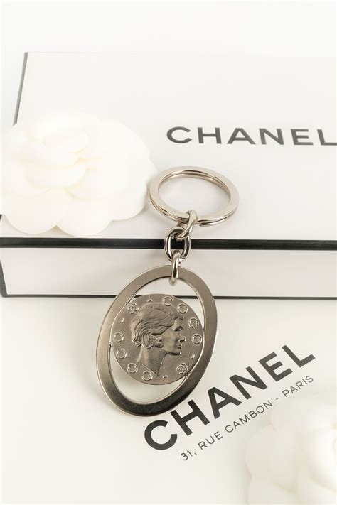 porte cle chanel prix|Grands portefeuilles .